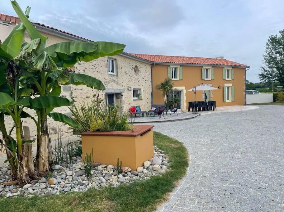 Gite La Vie En Couleur 14 Personnes Saint-Paul-en-Gatine Bagian luar foto